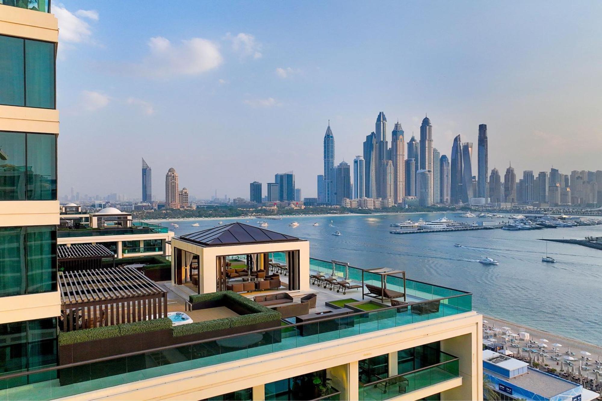 Marriott Resort Palm Jumeirah, Dubai Exterior foto View of Dubai Marina from the Westin