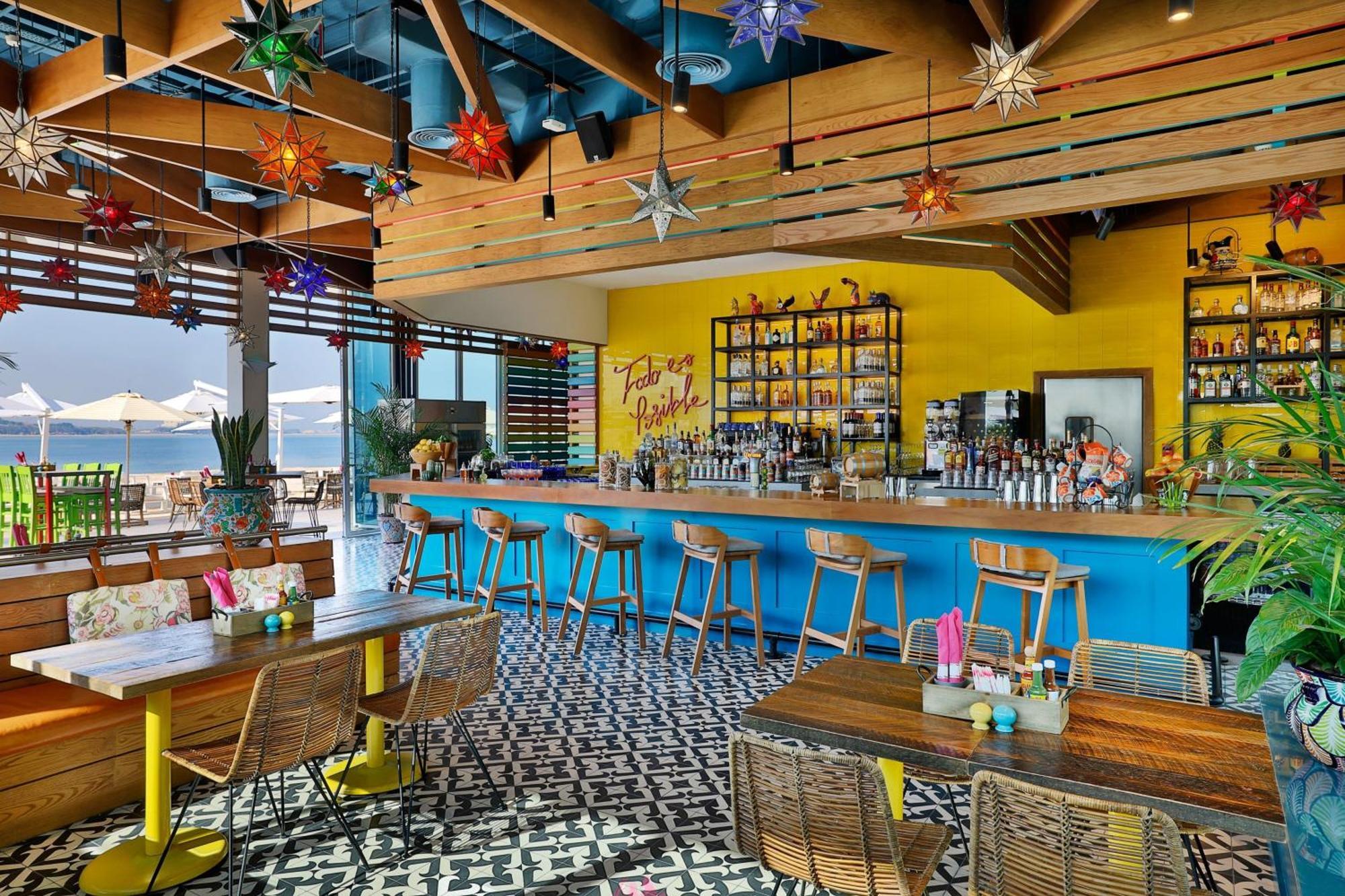 Marriott Resort Palm Jumeirah, Dubai Exterior foto The bar at the rooftop lounge