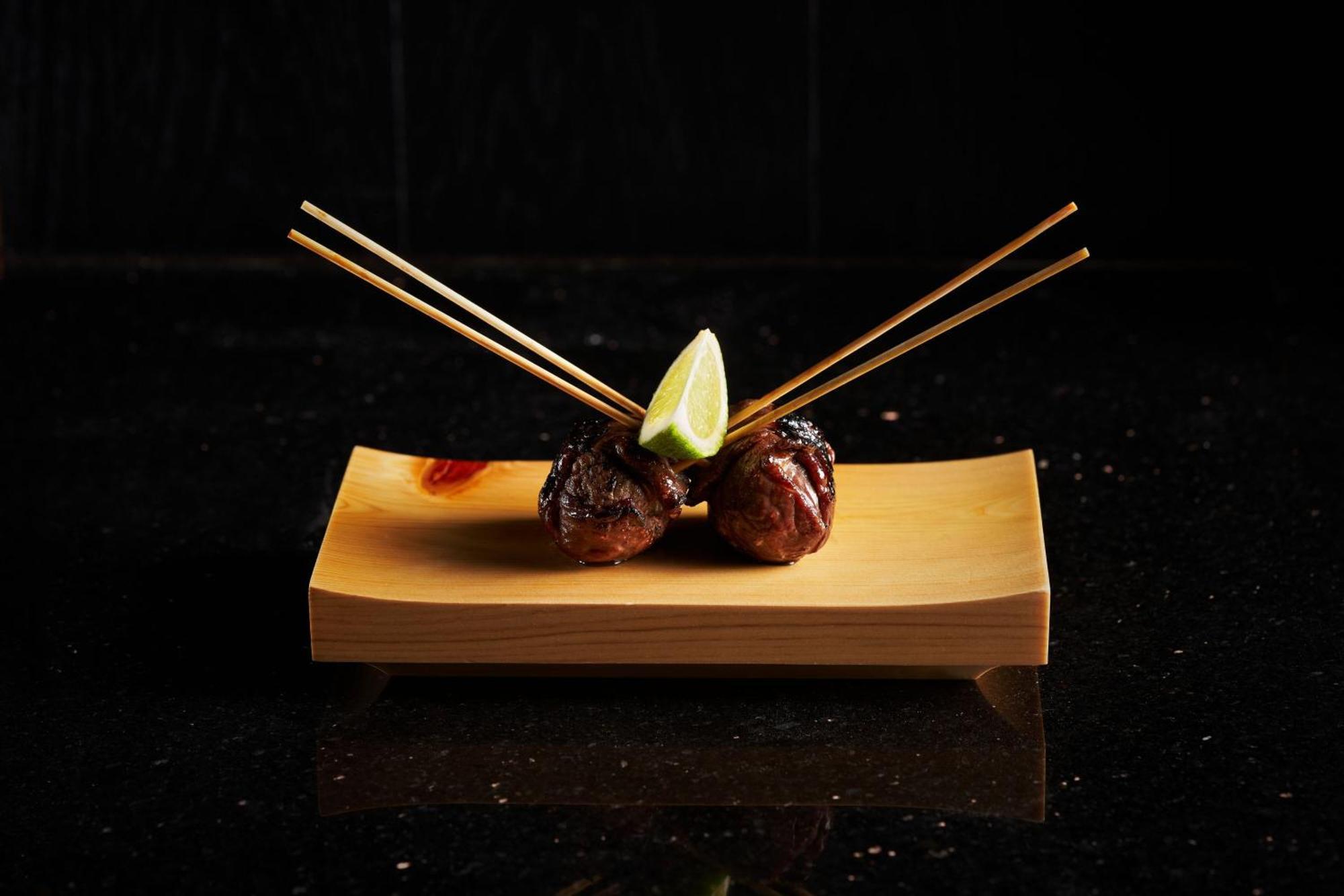 Marriott Resort Palm Jumeirah, Dubai Exterior foto A plate of yakitori