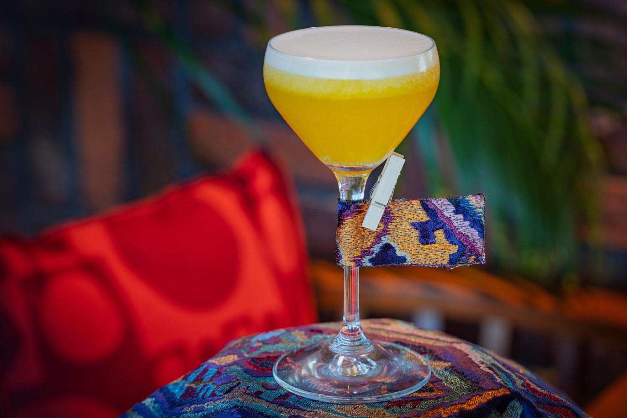 Marriott Resort Palm Jumeirah, Dubai Exterior foto A yellow bird