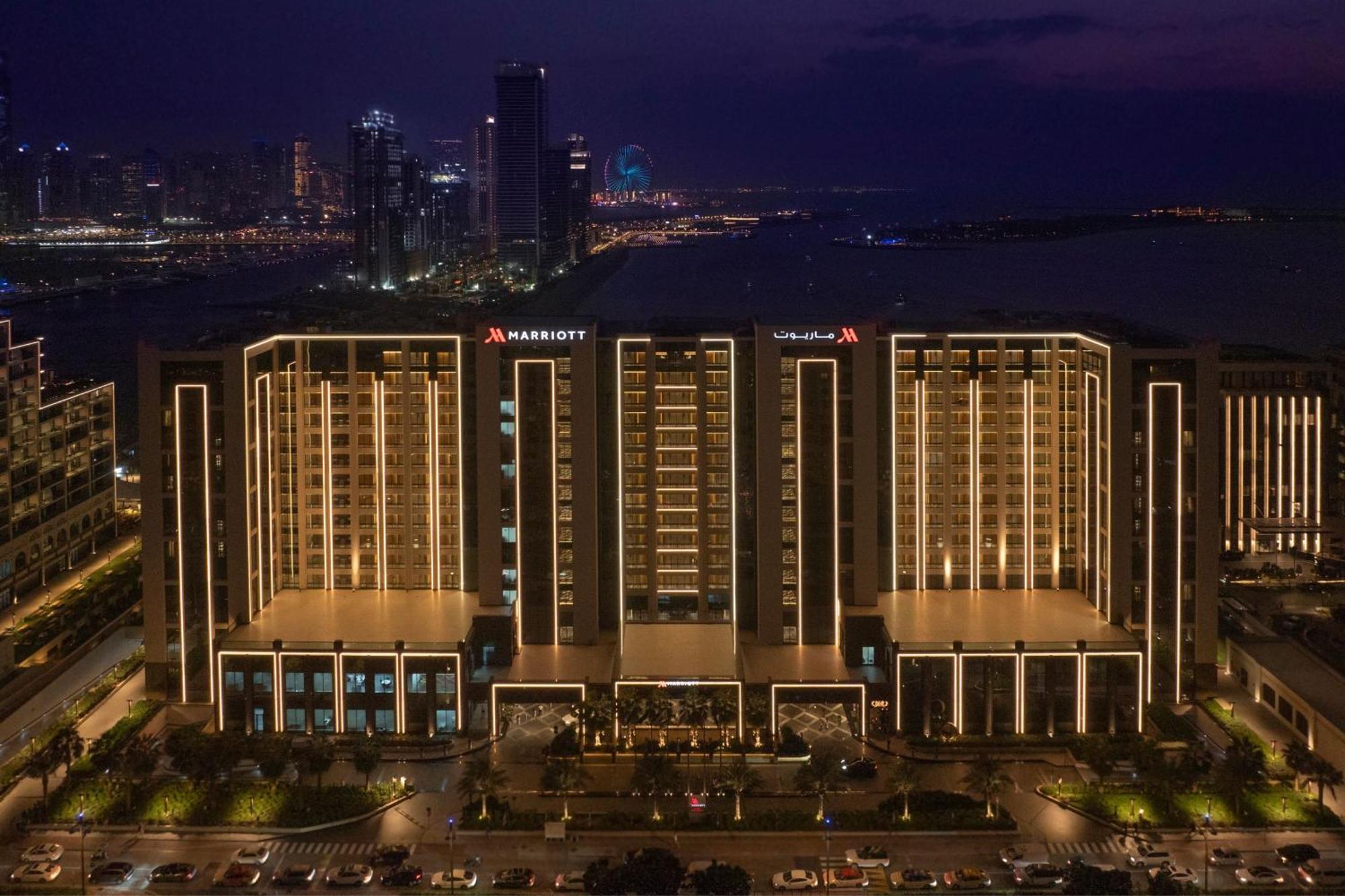 Marriott Resort Palm Jumeirah, Dubai Exterior foto The hotel at night
